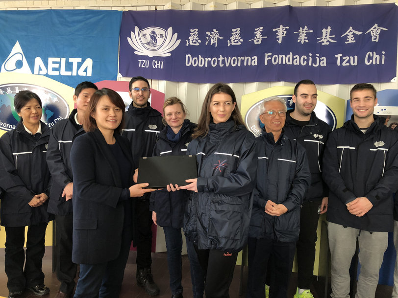 Delta дарит ноутбуки беженцам в Сербии